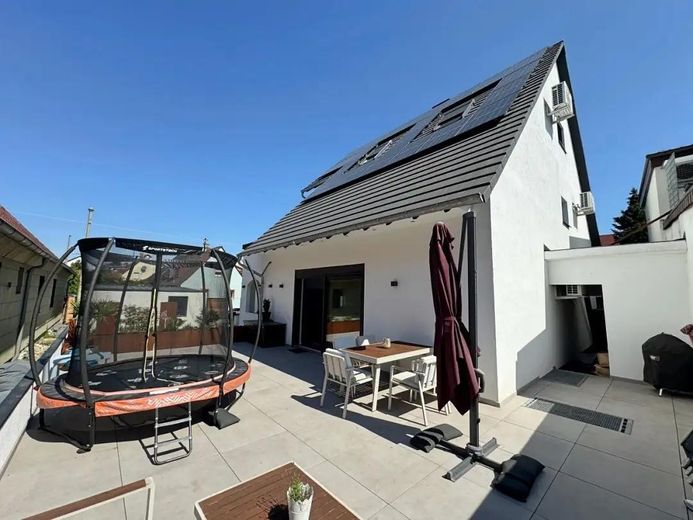 Zukunftssicheres Design-Atriumhaus: Klasse B, 12kWp PV, Klima, Kamin & Einlieger-Option – Hausansicht