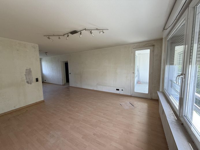 ***Direkt vom Eigentümer*** Großzügige Wohnung mit 2 Balkonen und Weitblick am Waldrand – Wohn- / Esszimmer