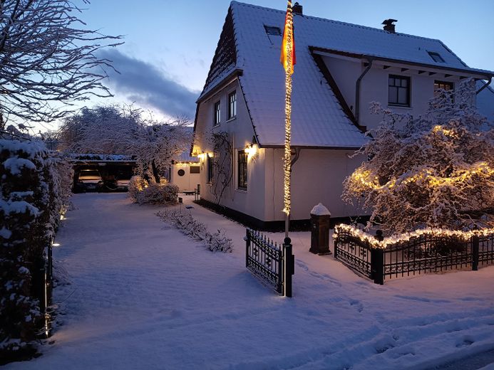 Family home with sauna, practice, cold room, barbecue hut, photovoltaic system and large garden in Horn-Lehe – Winter_Vorderansicht
