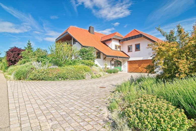 Prestigious A+ country house with in-law apartment on park-like grounds – Einfahrt