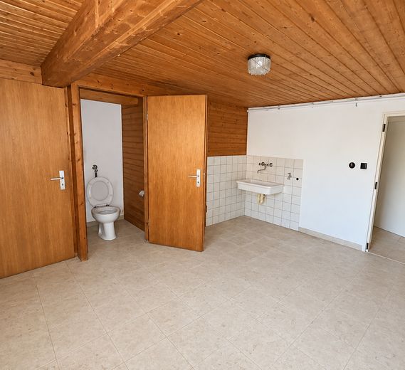 Bungalow indipendente su 669 m² · posizione ai margini del ruscello e dei campi · potenziale eccezionale! – Waschraum UG ist