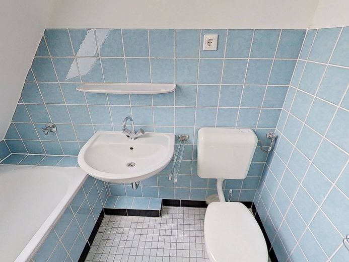 Gemütliche 3-Zi.-Dachgeschosswohnung mit Wannenbad in ruhiger Wohnlage – Ansicht II: Bad