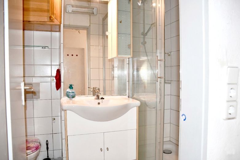 Sonnige 2-Zimmer-Eigentumswohnung mit Balkon und Pkw-Stellplatz in Büttelborn – modernes Duschbad