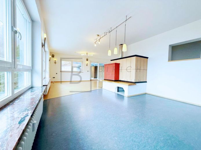 Massiv gebautes Wohnhaus mit Einliegerwohnung, Kamin und Waldrandlage – Innenaufnahmen