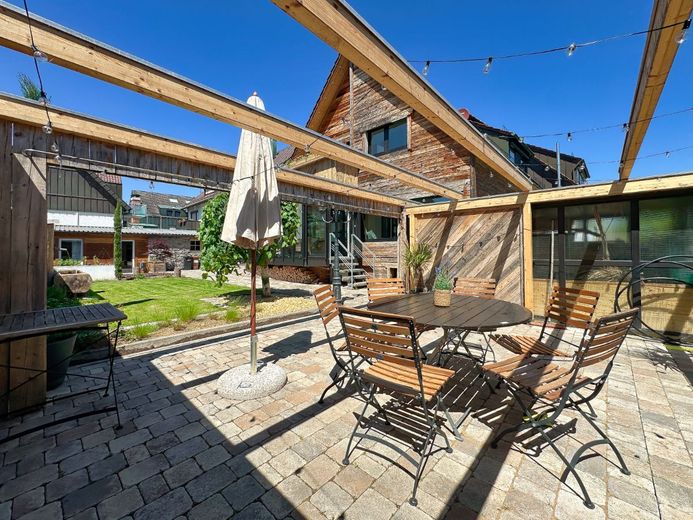 ABSOLUTES EINZELSTÜCK - kernsaniert, ruhig gelegen, mit herausragender Ausstattung – großzügige Terrasse