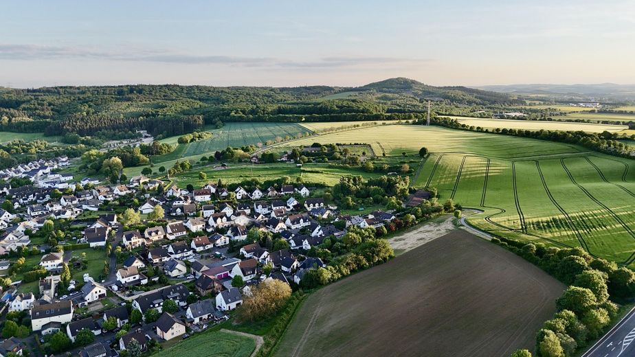 Renoviertes Haus mit Wintergarten, Garage, Werkstatt und Traumgarten - Energieeffizienz Klasse C – Umgebung Bassenheim
