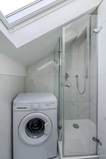 Kernsanierte 2-Zimmer-Dachgeschosswohnung mit neuer Einbauküche & Stellplatz in Oberstenfeld – Bad mit ebenerdiger Dusche