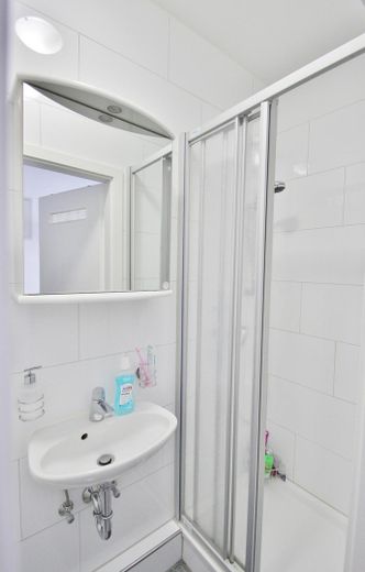 Helle City-Wohnung mit EBK direkt im Zentrum von Kornwestheim – Bad mit Dusche