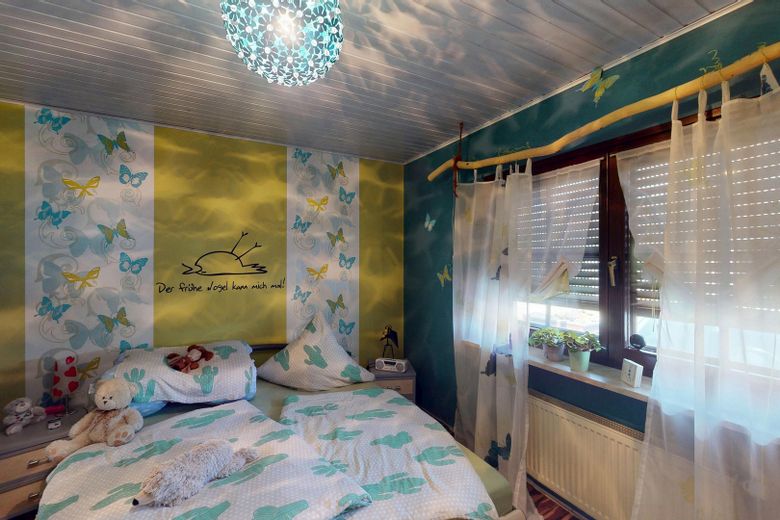 Traumhaus mit Zukunft: Zweifamilienhaus mit Einliegerwohnung, Wärmepumpe & PV-Anlage – Schlafzimmer EG