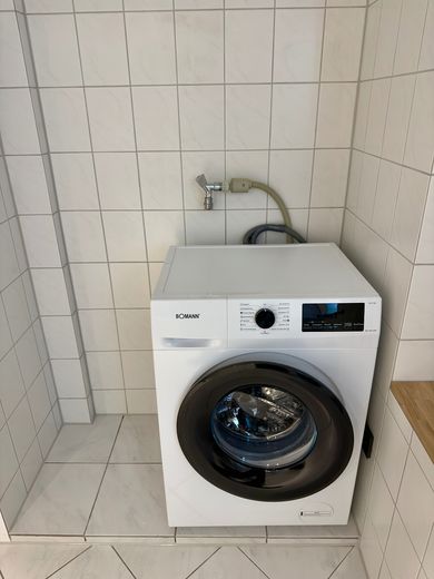 Voll ausgestattete helle Wohnung & Parkplatz im Souterrain mit Whirlpool & Garten – Waschmaschine 