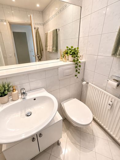 Jasne, urokliwe mieszkanie z przestronnym balkonem i widokiem na zieleń – Bad