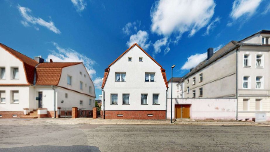 Familienhaus mit 162 m², Wintergarten und Garten in zentraler Lage von Burg bei Magdeburg – Straßenansicht