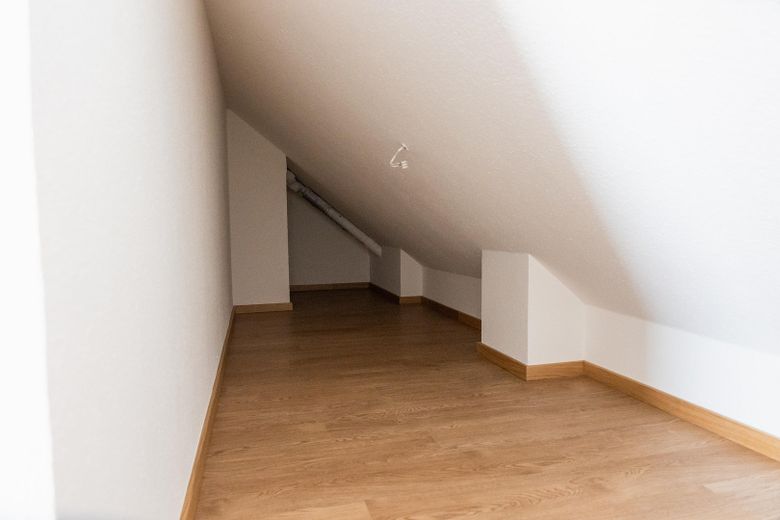 Besondere Maisonette-Wohnung (5,5 Zimmer) mit Balkon, EBK und Stellplatz – Abstellfläche DG