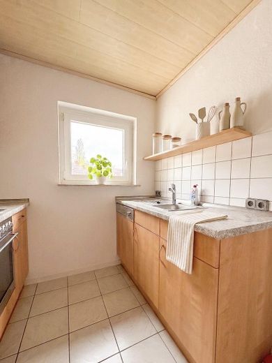 Lichtdurchflutete 2-Zimmer-Wohnung mit Balkon, modernem Bad & Top-Anbindung in Wiesbaden-Schierstein – Küche