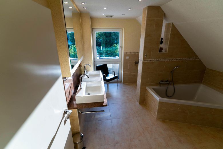 Casa passiva PLUS di architetto, classe energetica A+ (5,0 kWh/m²a) a Weisenheim am Sand – Badezimmer