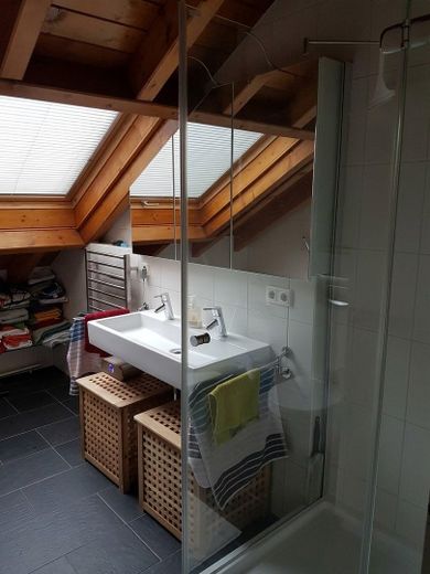 Ampio, luminoso e modernizzato appartamento di 4 locali all’ultimo piano con aria condizionata – Foto 8