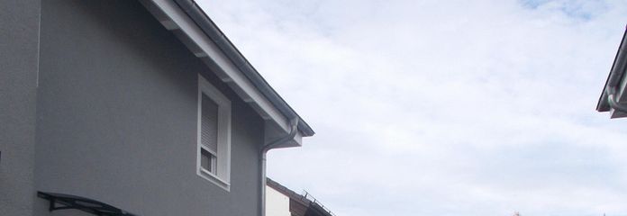 Einfahrt mit Toranlage