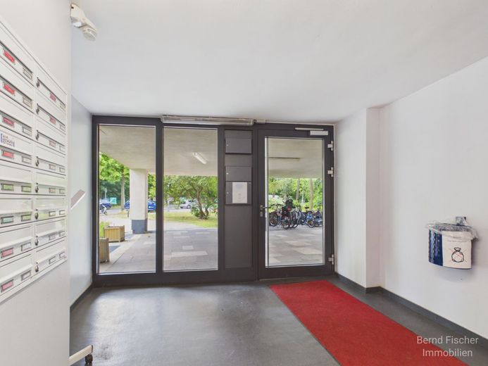 2 Zimmer Küche Bad Balkon in Wilmersdorf – Hauseingangsbereich