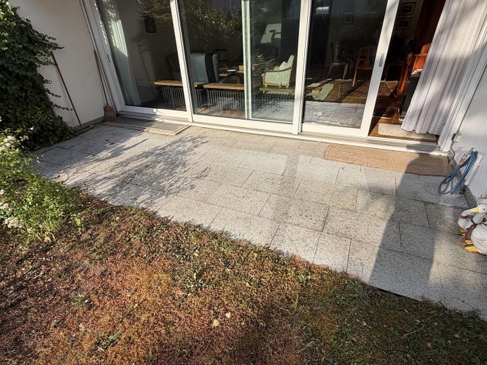 Miejsce dla rodziny – środkowy segment domu szeregowego z ogrodem, balkonem, garażem i instalacją fotowoltaiczną – Terrasse