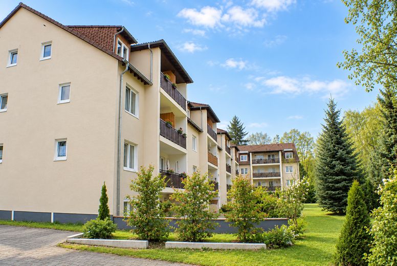 Wohninvestment–Verkauf einer Objektgesellschaft mit 58 Wohneinheiten in Blankenfelde-Mahlow – Sicht auf Haus und Grünanlage
