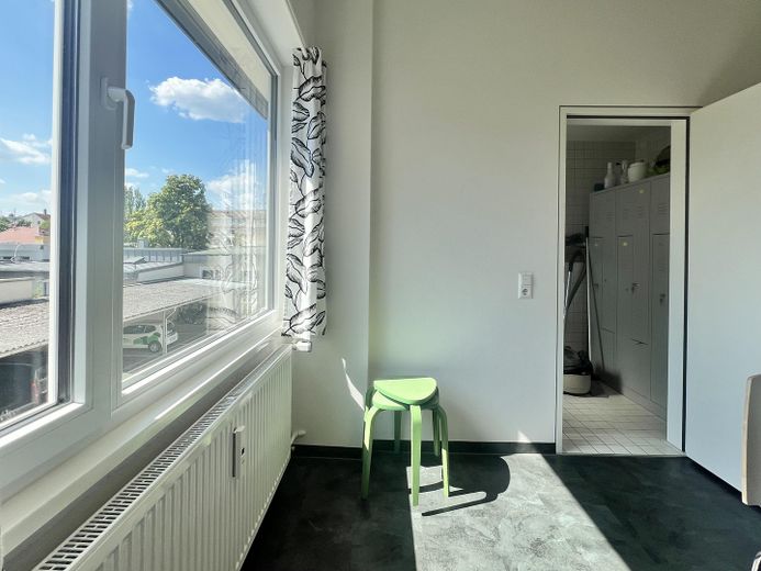 Küche mit Zugang zu Bad