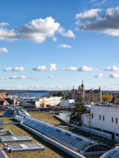 Attraktive 3-Zimmer-Maisonette mit Balkon und Schlossblick in zentraler Lage von Schwerin – Schloss- und Seeblick