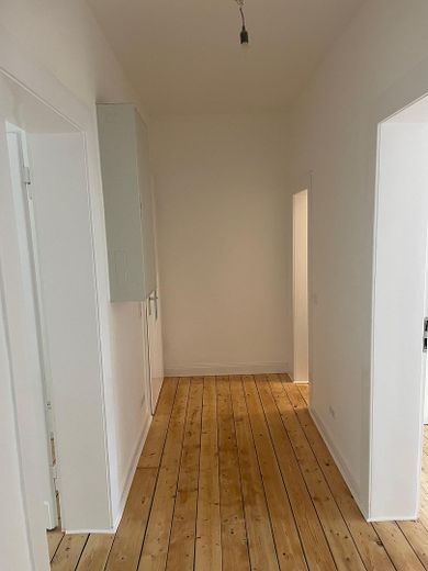 Kreuzviertel!!! Piękne mieszkanie w starej kamienicy z 3,5 pokojami i BALKONEM OD POŁUDNIOWEGO ZACHODU – Flur
