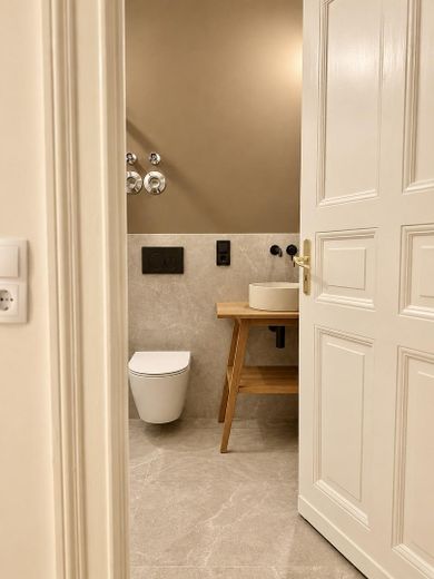 Kernsaniertes 47qm Altbauapartment mit Balkon an der Grenze Prenzlauer Berg/Pankow – Wohlfühlbad