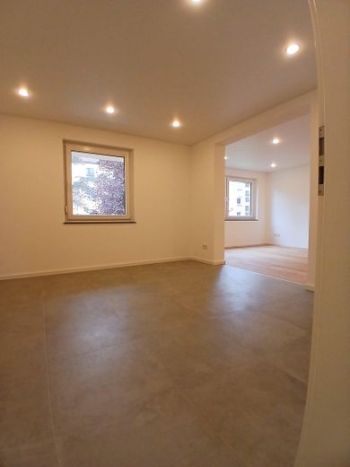 Piso de 4 habitaciones completamente renovado con balcón en Trier-Heiligkreuz – de alta calidad y listo para entrar a vivir – Küche