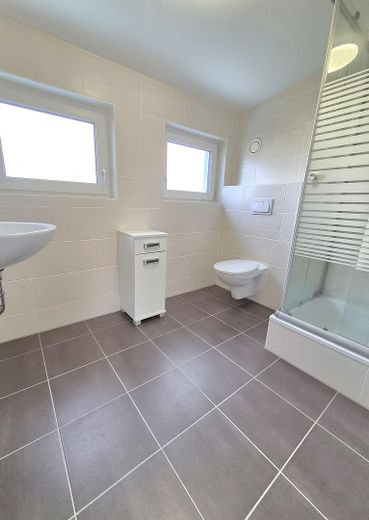 Bez prowizji: Nowoczesny środkowy dom szeregowy (rok budowy 2019) o powierzchni 163 m², z ogrodem, studiem i tarasem na dachu – WC im DG