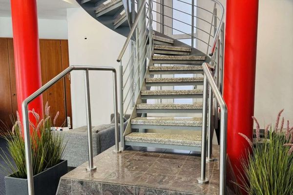 आधुनिक आवासीय और व्यावसायिक भवन में प्रतिनिधिक कार्यालय और प्रदर्शनी क्षेत्र