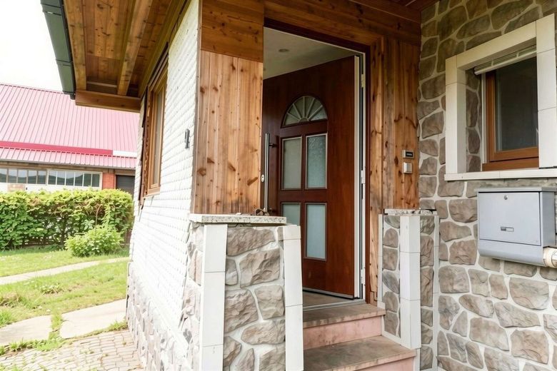 WRS Immobilien - käuferprovisionsfrei - Einfamilienhaus mit großer Scheune - Pelletheizung + Solar – Hauseingang
