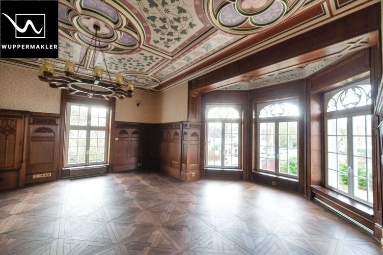 Großzügige Etagenwohnung mit repräsentativem Flair - Stilvolles Wohnen in historischer Villa – Wohnzimmer