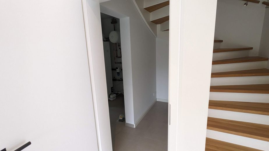 Neubau Doppelhaushälfte auf privater Wohnanlage  - A+ – Abstellraum unter der Treppe