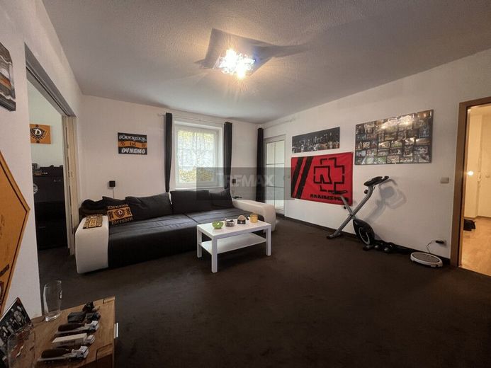 2 Zimmer Erdgeschosswohnung -  Einmaliges Rendite Objekt im Franz Klinkert Haus – Wohnzimmer