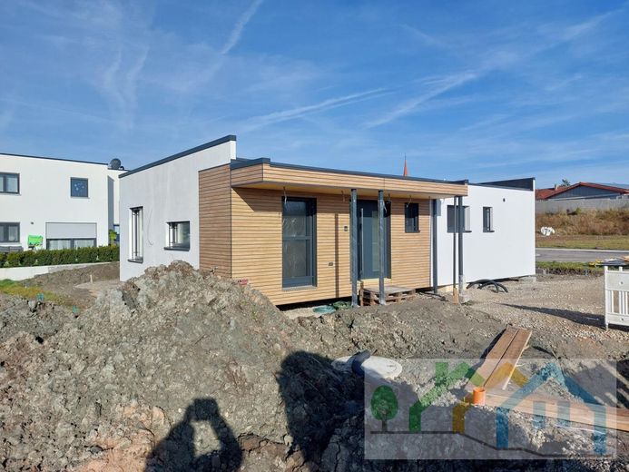 AKTIONSHAUS inkl. Küche vom Bauträger: Ihre individuell geplante und barrierefreie Altersvorsorge – Hausansicht Referenz