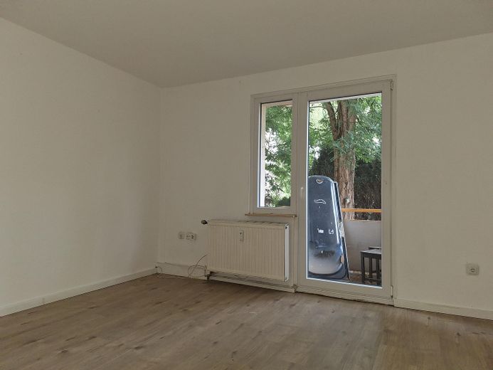 Modernisierte Wohnung mit 2,5 Zimmern, Balkon und Garten (Unterstr. 72) – Wohnzimmer mit Balkon