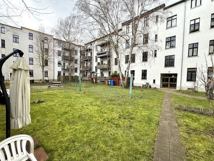 Garten mit Sommerplatz