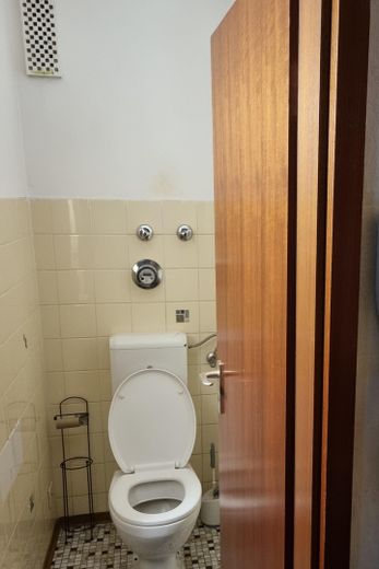 شقة سكنية شاغرة من 3-4 غرف، بحاجة إلى التجديد، مع 3 شرفات ومصعد – WC