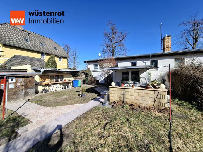 Neuer Preis! Doppelhaus im Bungalowstil in Luckenwalde mit großer Nutzfläche im Keller zu verkaufen. – Garten