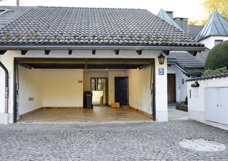 Exceptional semi-detached house with potential and a dream garden – prime location on Portenlängerstraße in Grünwald – Doppelgarage