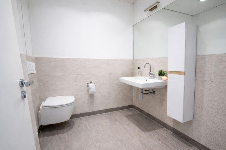 Luxuriöse, moderne 5-Zimmer Maisonette Wohnung mit TG-Stellplatz und Balkon in Südwest-Lage – Badezimmer OG