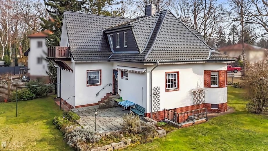 Charmantes Einfamilienhaus mit Baulandreserve – Hausansicht 1