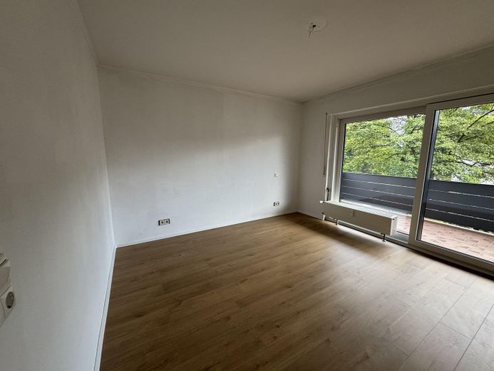 4-kamerappartement op de begane grond met balkon, garage en gebruik van de tuin in rustige ligging, Haibach – Schlafzimmer