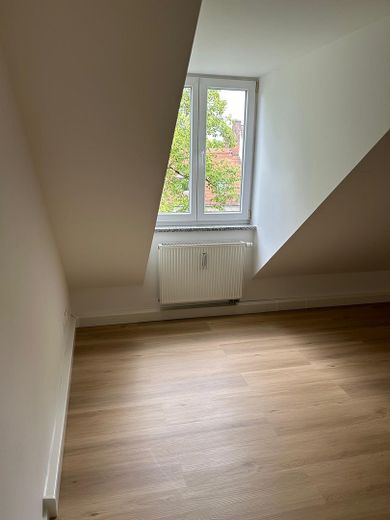 Odnowione 3-pokojowe mieszkanie na poddaszu (odpowiednie dla wspólnego mieszkania) – Schlafzimmer 16qm