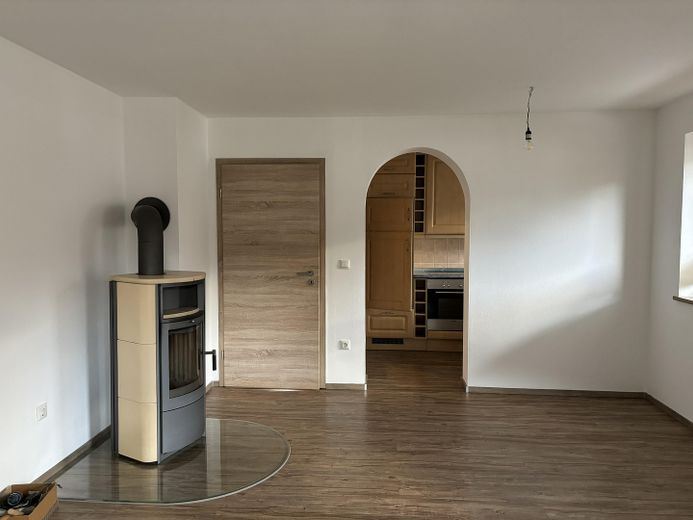 Charmante 3 Zimmer Wohnung – Wohnzimmer mit Kaminofen