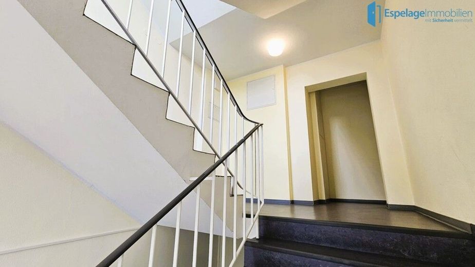 Eversten: apartamento de 1 habitación con plaza de aparcamiento &amp; jardín - Atractiva inversión – Treppenbereich