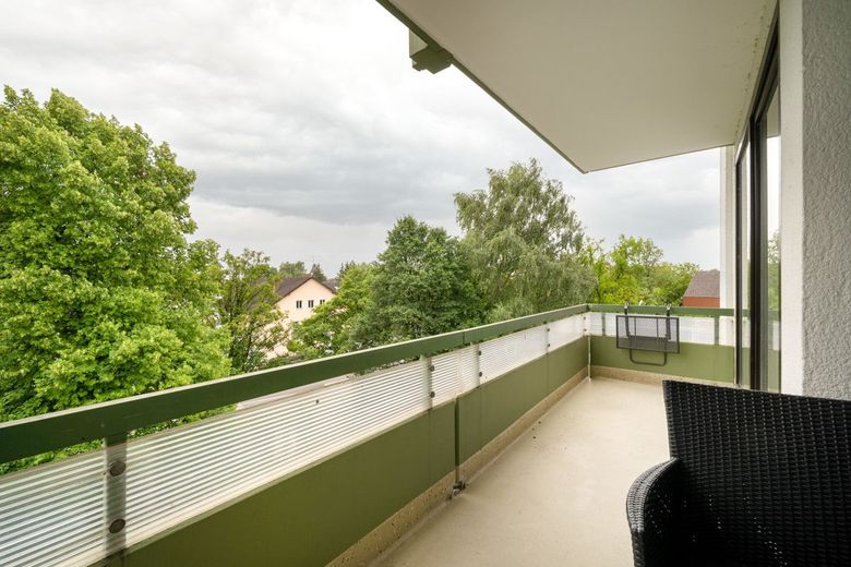 Große und ruhig gelegene 4-Zimmer-Wohnung mit 2 Balkonen in Aschheim – Südostbalkon Blick Nach Osten