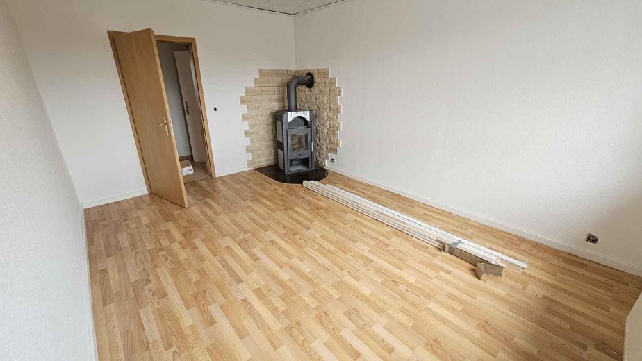 Appartamento di 3 locali appena ristrutturato con cucina attrezzata – idoneo al Wohngeld, libero dal 01.09. – Wohnzimmer 3