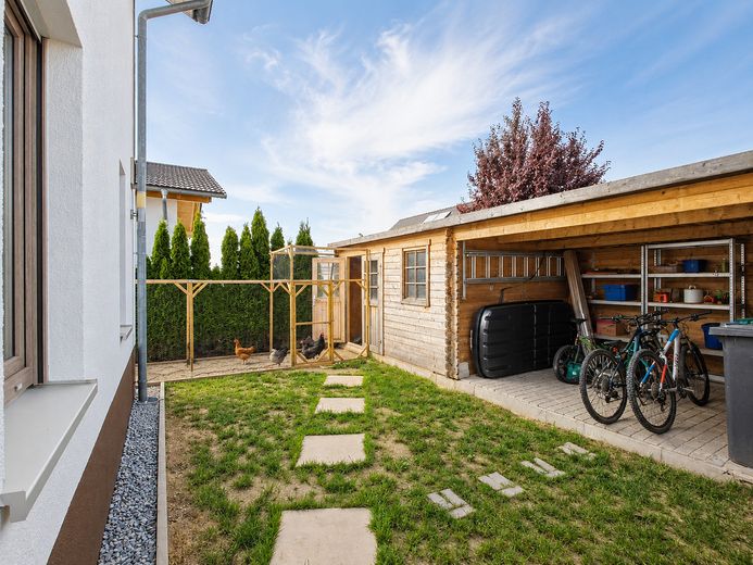 Modernes 217-m²-Familienhaus mit 8 Zimmern, PV-Speicher, Wallbox, Solar & großem Garten – Foto 8